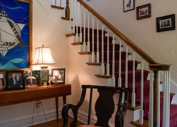Homestay Exquisite Victorian Springfield