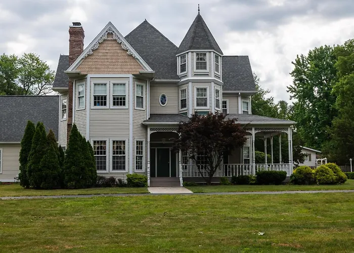 Homestay Exquisite Victorian Springfield